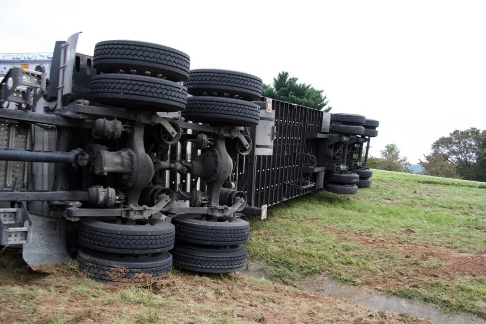 5 Ways to Avoid a Semi-Truck Accident in Your Car