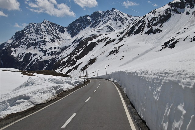 the side of the road, snow, mountains
